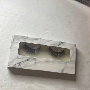 Medium lashes. With a light weight